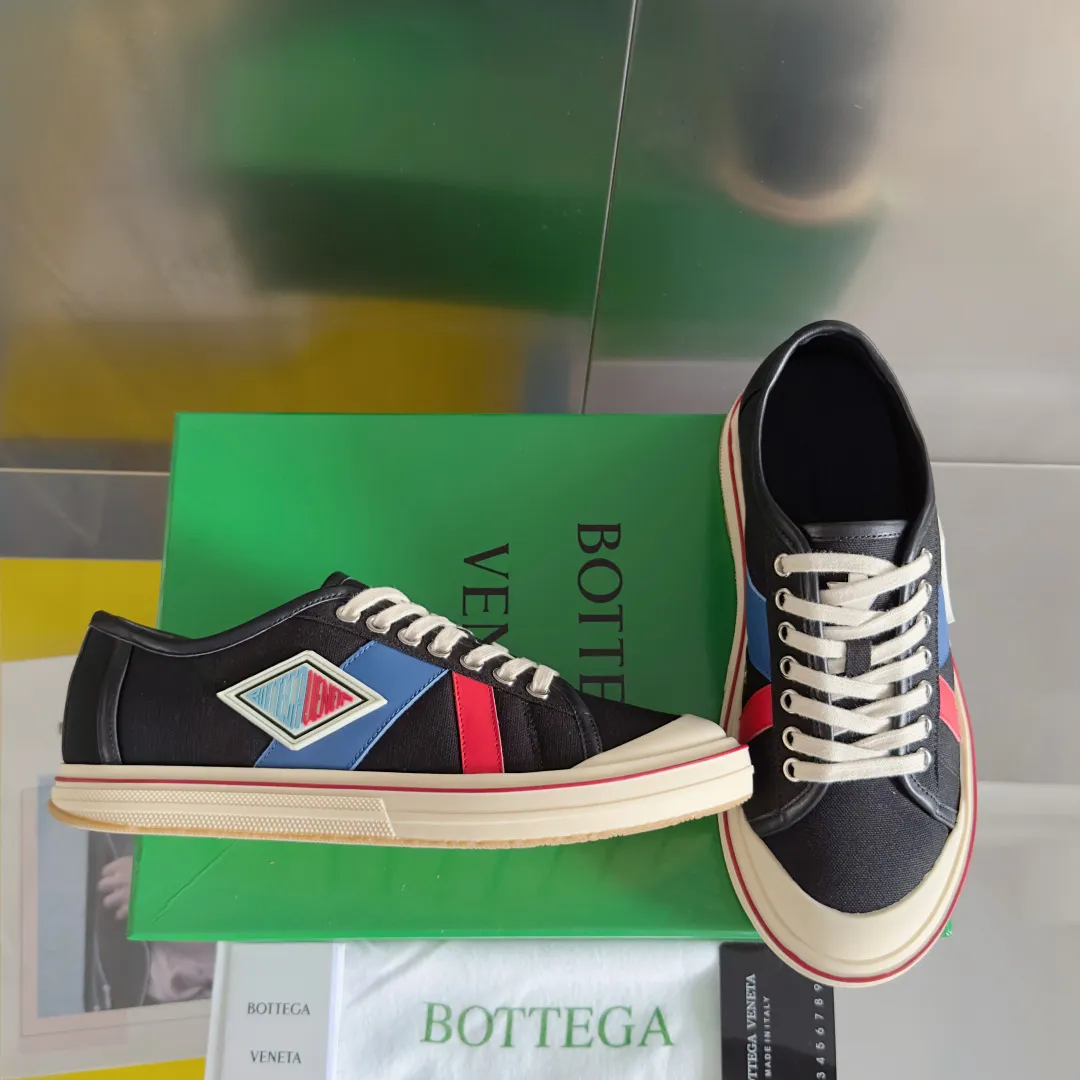 Top version: Couple model 560💰 Bottega Veneta Bottega Veneta BV’s latest Eliot series retro basketball shoes casual sports canvas shoes Bottega Veneta 2025 spring and summer show new shoes Eliot is on the market. Inspired by retro basketball sneakers, the color combination highlights youthful vitality and perfectly interprets the theme of youth and childlike innocence. The details are also very particular. The summer canvas brings excellent durability and comfort. Designs such as calfskin trim, rubber toe caps and hand-painted retro red lines are full of retro feel. The round toe and convex sole add a modern feel. Exquisite packaging at the delivery counter🛍📦 ▪️Fabrics: Original customized high-density canvas + cowhide ▪️Inner lining: Original customized breathable canvas ▪️Sole: Original open-molded anti-slip TPU material ▪️Sole thickness: 3CM ▪️Size: Women’s 35-41 / [Men’s 39-45 pre-sale]